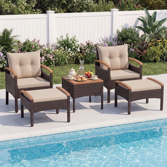Ensemble 5 PCS Table et Chaises de Jardin COSTWAY en Rotin PE Plateau en Bois dAcacia 2 Fauteuils et 2 Ottomans Coussins Beige