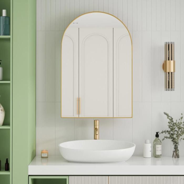 Armoire miroir cintrée en métal doré 2 étagères ajustables pose murale ou encastrée pour salle de bain chic et gain de place