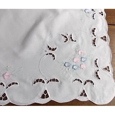 Nappe brodée et 6 serviettes brodées