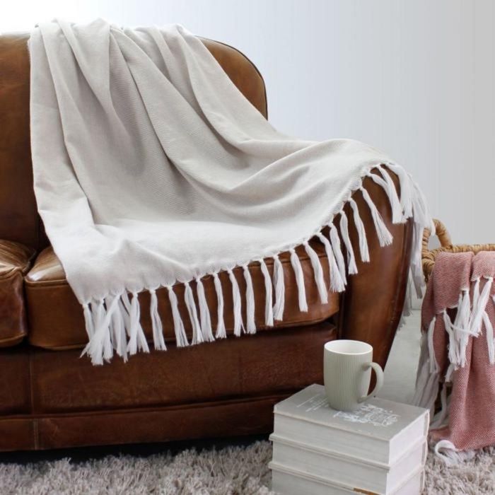 Plaid ou jeté de canapé jacquard 130 x 150 cm Doby beige Plaid ou jeté de canapé jacquard 130 x 150 cm Doby beige