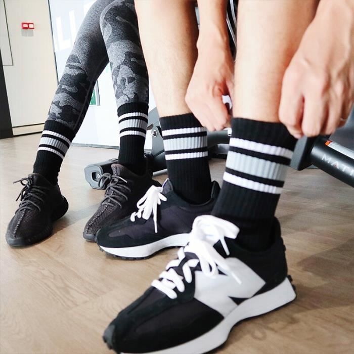 Les chaussettes hautes sont l'accessoire tendance de l'hiver