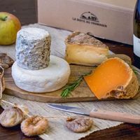 DAKOTABOX- Box 4 fromages fermiers et vin à déguster chez soi - Coffret Cadeau | 1 box de 4 fromages fermiers, 1 bouteille de vin ro