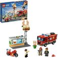 LEGO® City 60214 L’intervention des pompiers au restaurant de hamburgers, Caserne avec Camion, Jouet pour Enfant de 5 ans et +-0