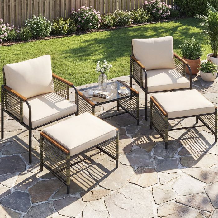 Ensemble de Salon Extérieur 5 PCS COSTWAY Chaises de Jardin en Rotin PE Table Basse en Verre Trempé 2 Ottomanes Coussins Blanc