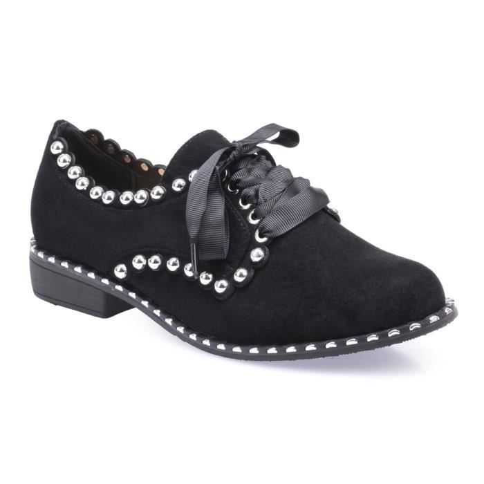 derbies noires cloutées