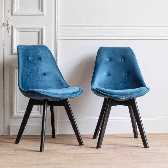 Lot de 2 chaises en velours NORA bleues avec coussin Lot de 2 chaises en velours NORA bleues avec coussin