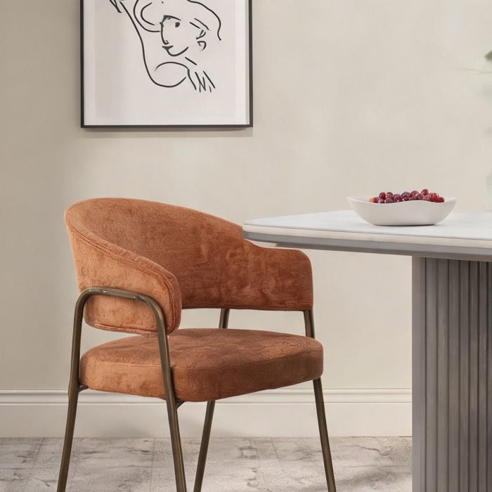Chaise salle à manger chenille orange brûlé design contemporain avec accoudoirs pieds métal laiton antique