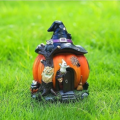 Carte d'Halloween avec une petite sorcière sur une citrouille et un