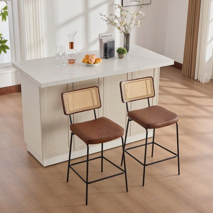 Lot de 2 tabourets de bar marron avec dossier en bois aspect rotin assise PU vintage et pieds métal