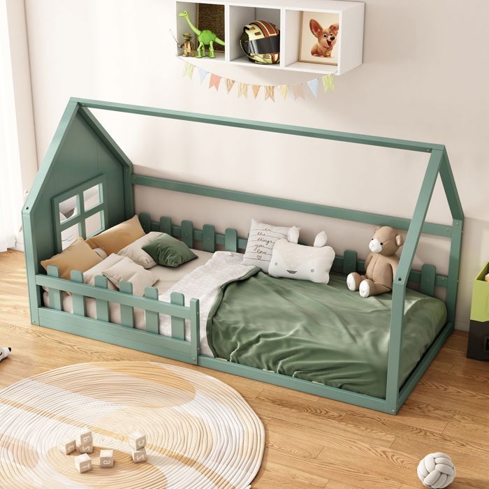 URTR Lit au sol enfant 90x200 cm - lit cabane avec Barrière anti‑chute - Forme du Chalet et fenêtre - Bois de pin et MDF - Vert
