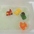 LUDI - Petits jouets en plastique pour jouer dans le bain Dès 6 mois. 4 transports arroseurs rigolos: voiture, avion, scooter,-2