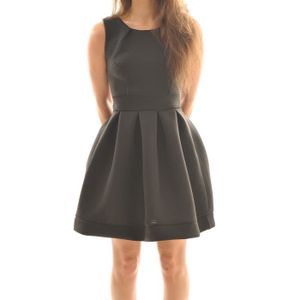 robe noire mi longue chic