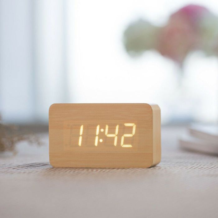 Réveil Numérique LCD En Bois Hixava - Affichage Heure, Date, Température - Fonction Snooze - Rétroéclairage - Piles AAA