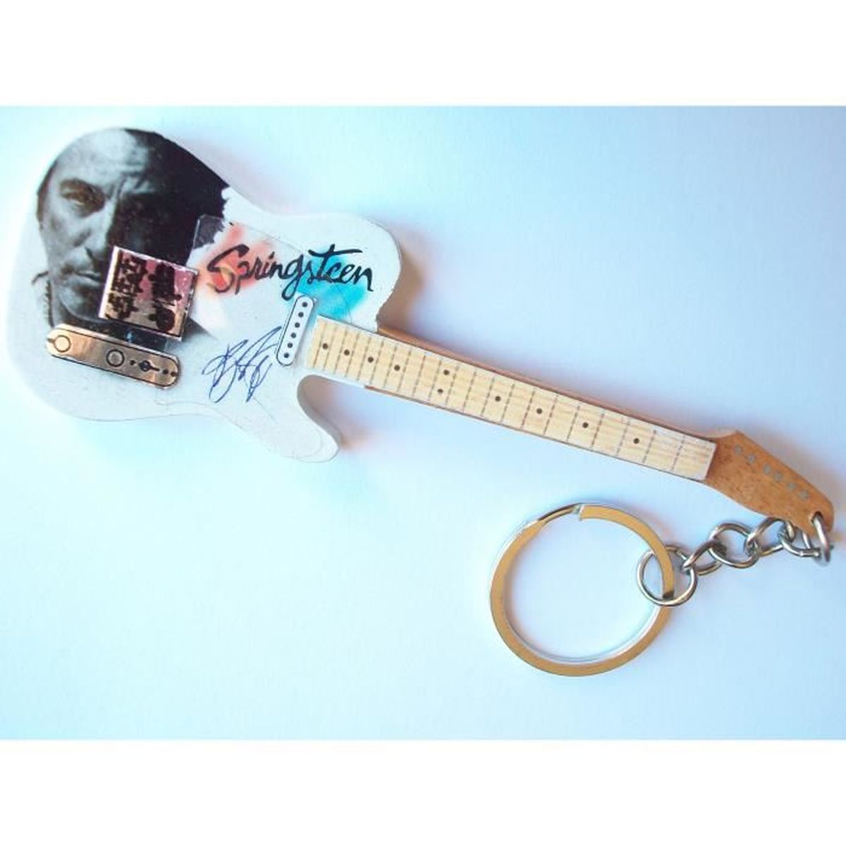 Porte clé personnalisé en forme de guitare dissimulant un décapsuleur
