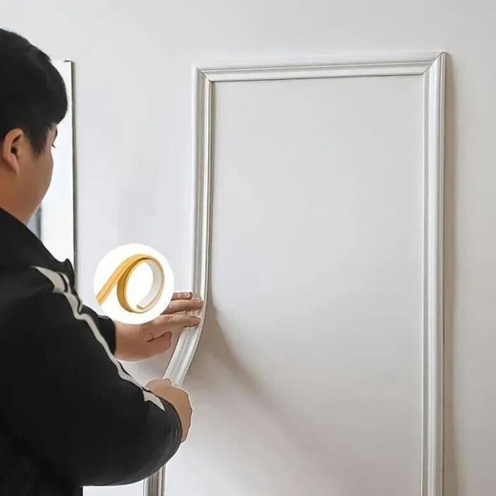 Moulure murale adhésive - DEKOPRO - Flexible et durable - PVC blanc - 500 cm x 3.3 cm - Résistante aux chutes