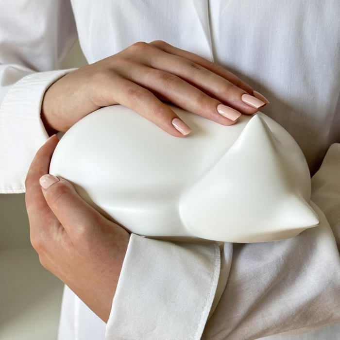 Comparer les prix de Urne funéraire chat dormant blanche artisanale 05L — pour animaux jusquà 8 kg