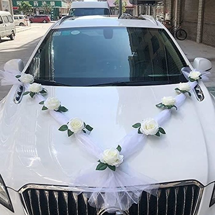 Mariage voiture décoration rubans dOrganza et noeud. Décoration de