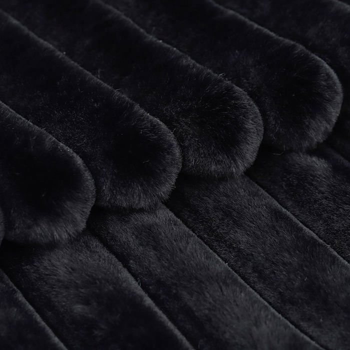 ZLINA Lot de 2 housses de coussin décoratives en fausse fourrure noire avec rayures moelleuses - Taies d'oreiller pour canapé, divan, chambre à coucher - 45,7 x 45,7 cm