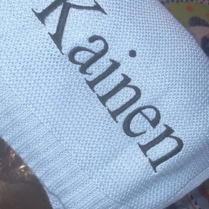 Couverture Bébé Personnalisée Gratuite GELLEDI Couverture Personnalisée En Tricot Avec Nom De Bébé U2013 Cadeau Brodé Personnalisé Pour Les Fêtes Prénatales Et Les Crèches, Blanc Couverture Bébé Habillée Couverture Bébé Personnalisée Gratuite GELLEDI Couverture Personnalisée En Tricot Avec Nom De Bébé U2013 Cadeau Brodé Personnalisé Pour Les Fêtes Prénatales Et Les Crèches, Blanc Couverture Bébé Habillée