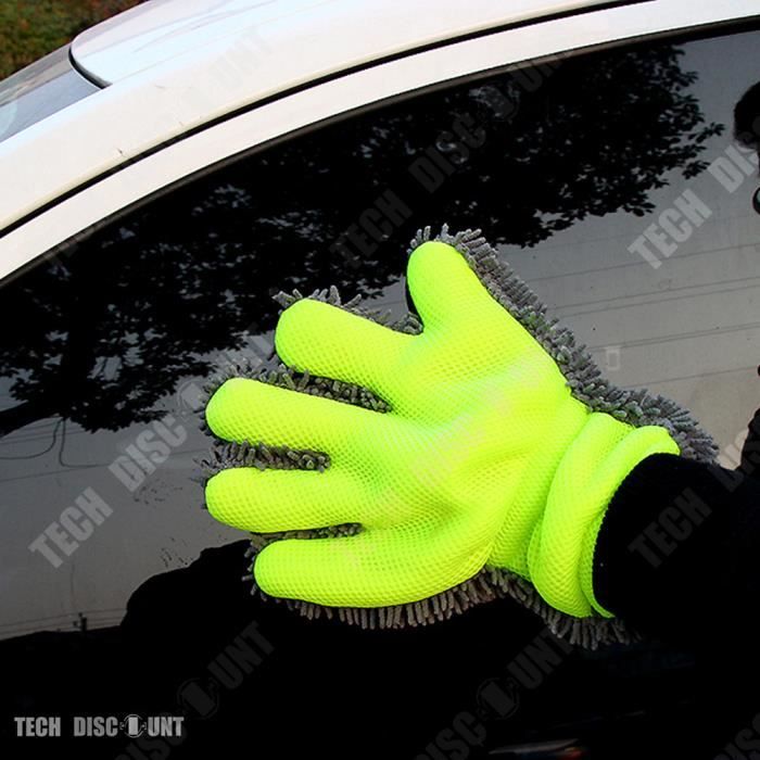 main dans gant nettoyage voiture avec microfibre chiffon, fermer