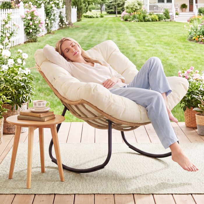 Chaise de Jardin à Bascule COSTWAY Rotin PE Tressé Coussin Blanc Extra Large Fauteuil de Jardin Intérieur Extérieur Charge 140kg