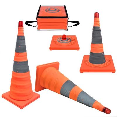 Orange circulation cônes avec Plastique avertissement poteaux sur