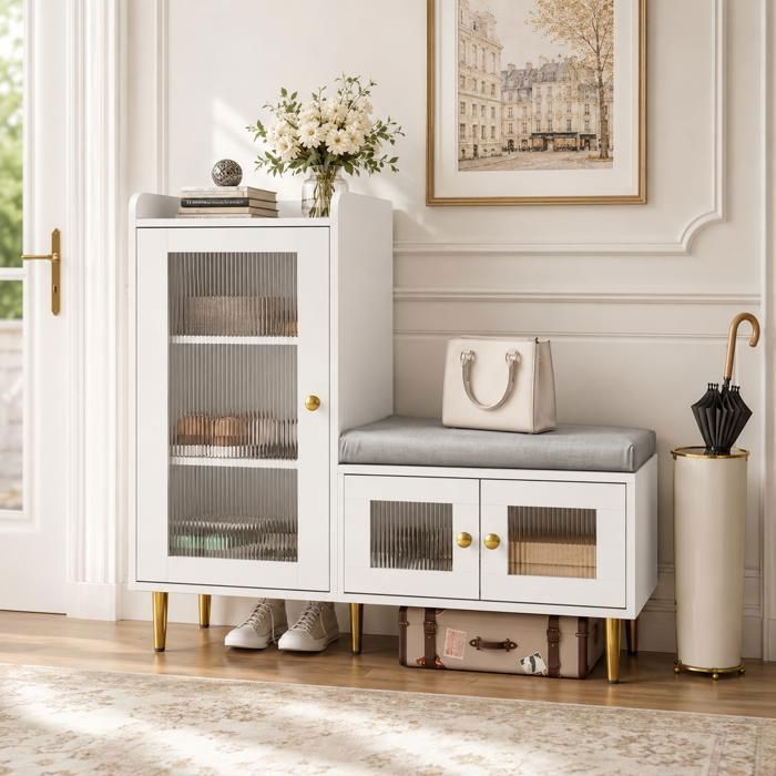 Meuble d’entrée blanc avec banc à chaussures rembourré portes cannelées pieds dorés et étagères réglables