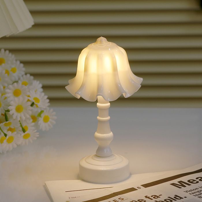 Lampe de table LED rétro décoration nordique style mini Night Light pour chambre à coucher salon fleur de muguet blanc