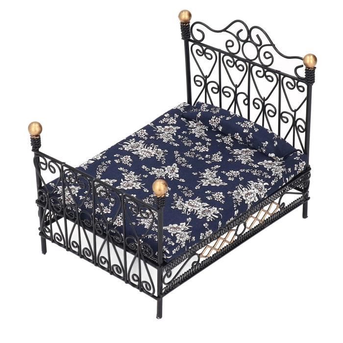 Lit Simple Métallique 1:12 – Fer Blanc, Tapis Tissu, 15,8x11x9 Cm – Pour Maison De Poupée