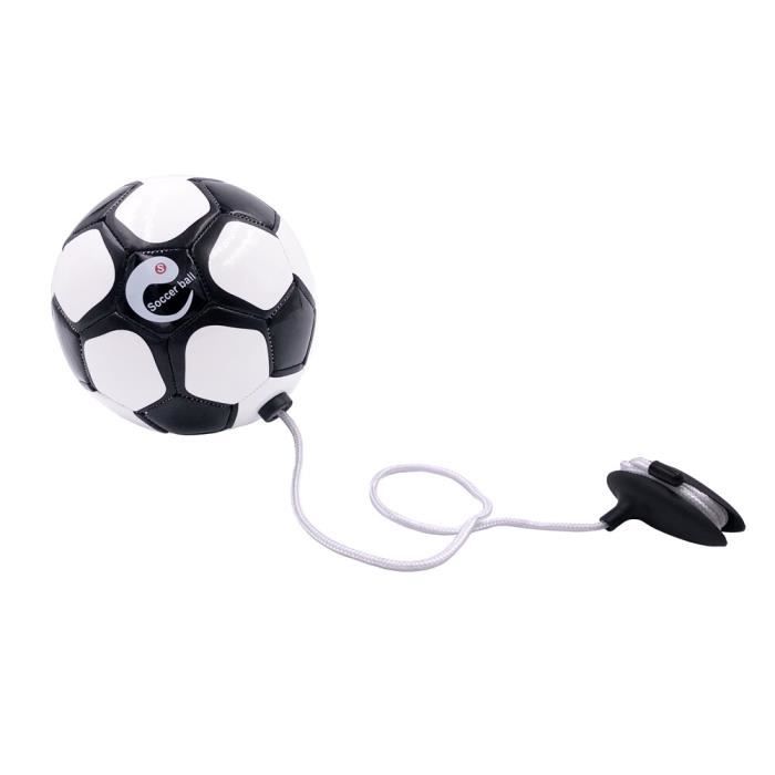 Ballon de football classique en noir et blanc sur un fond transparent Ballon de football classique en noir et blanc sur un fond transparent