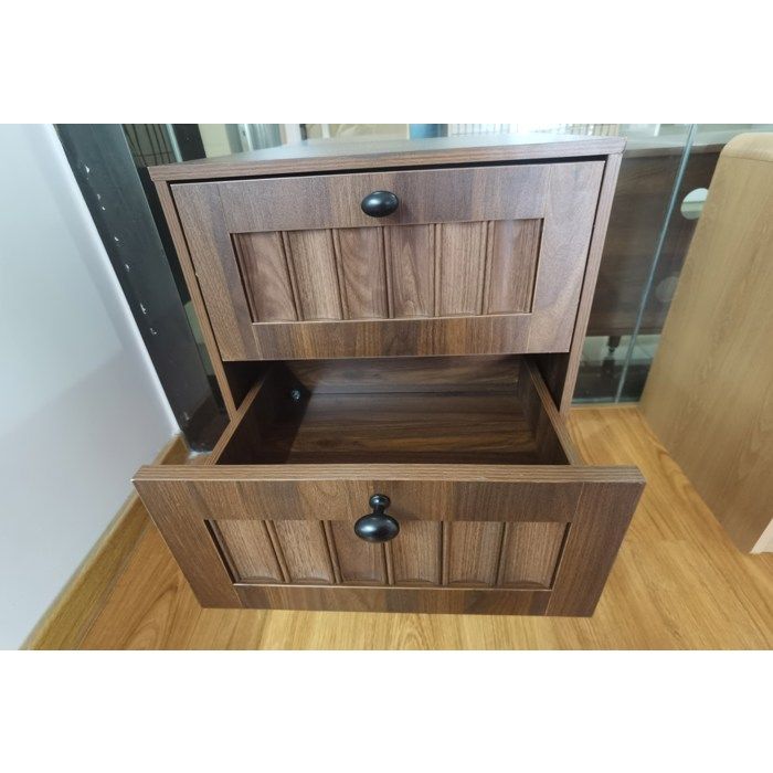 MEUBLIV Table de chevet 2 tiroirs 43 5 x 40 x 57 5 cm finition noyer avec pieds en bois massif
