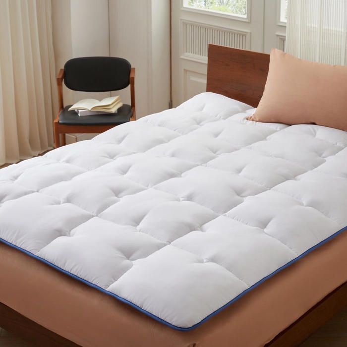 CASABEL Surmatelas Enveloppant 160 x 190 cm en Microfibre Respirante avec Liseré Bleu – Ultra Moelleux Anti-Acariens – 2 Places