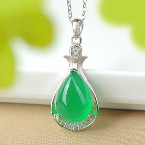 Impressionnant Pendentif en Jade sculpté sur Un Cordon en Cuir assorti