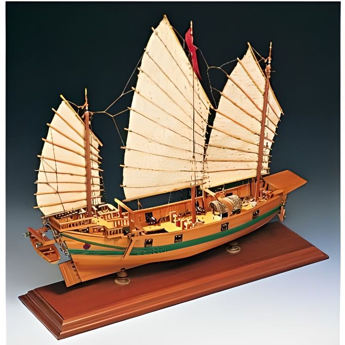 DEUX MAQUETTES de bateaux en bois et mastic polychrome, …
