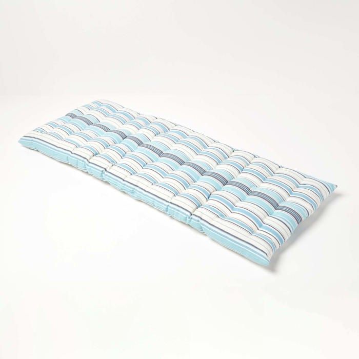 Coussin pour banc de jardin - HOMESCAPES – Rayures bleu – 108 x 42 x 5 cm – Matelas de sol – Coton et polyester – Extérieur Coussin pour banc de jardin - HOMESCAPES – Rayures bleu – 108 x 42 x 5 cm – Matelas de sol – Coton et polyester – Extérieur