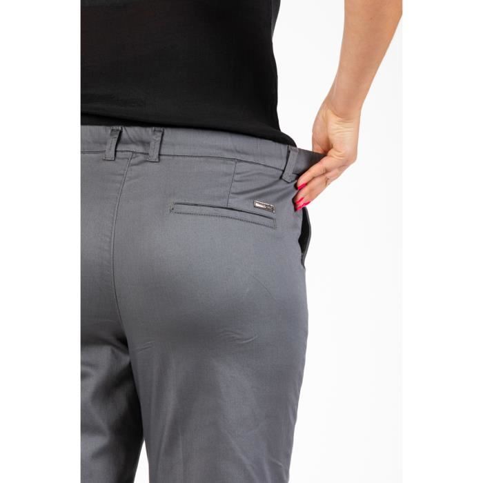 pantalon coupe chino, longueur cheville, taille haute avec ceinture semi élastiquée au dos, poches passepoilées sur l'arrière. lon