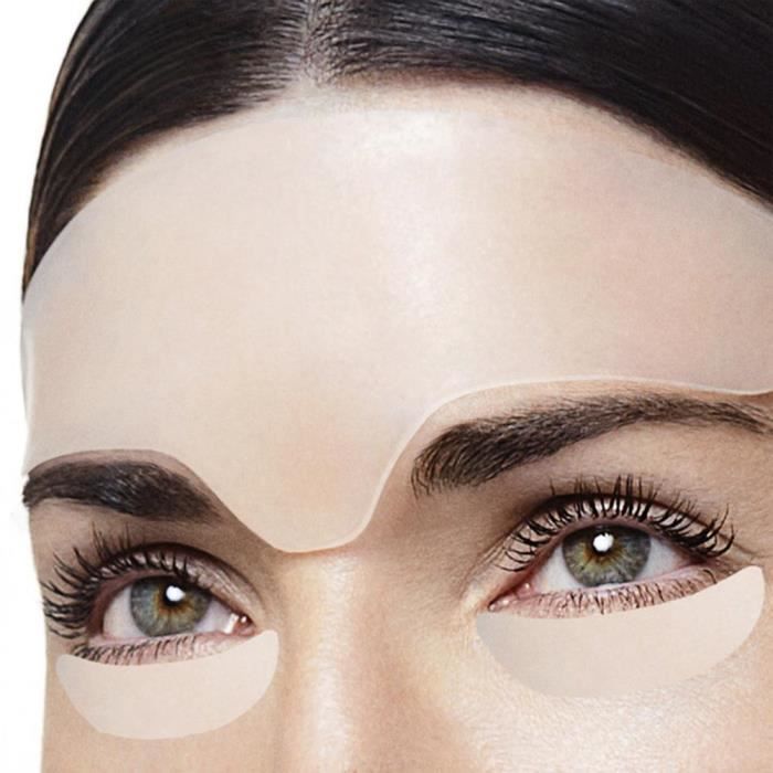 Une femme aux yeux noirs suce parfaitement
