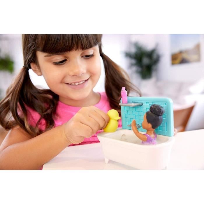 Barbie – Coffret Heure Du Bain Skipper Babysitter – Poupée Skipper, Bébé Avec Bras Articulés, Baignoire, Canard, Shampoing, Serviette – Dès 3 Ans