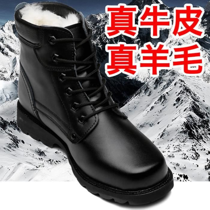 Vieilles Bottes Militaires Usées Et Chaussures Pour Enfants Sur