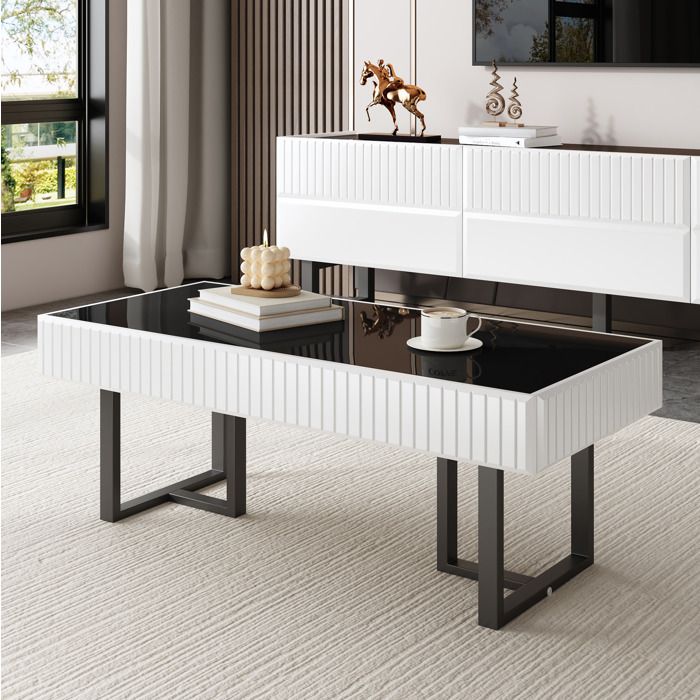 Table basse noir et blanc au design minimaliste avec plateau noir brillant