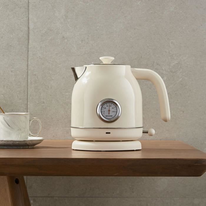 bouilloire bouillante dans la cuisine