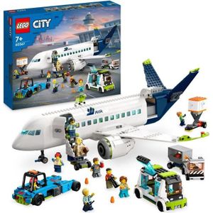 ASSEMBLAGE CONSTRUCTION LEGO® City 60367 L’Avion de Ligne, Jouet avec Bus de l'Aéroport, Remorqueur, Camion à Bagages et 9 Minifigurines