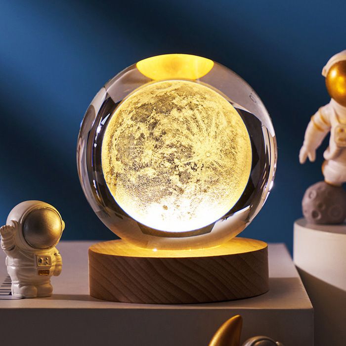 Veilleuse Boule de Cristal 3D 6cm Crystal Ball Night Light Lampe de Nuit Boule de Verre avec Base en Bois lumière chaude Lune