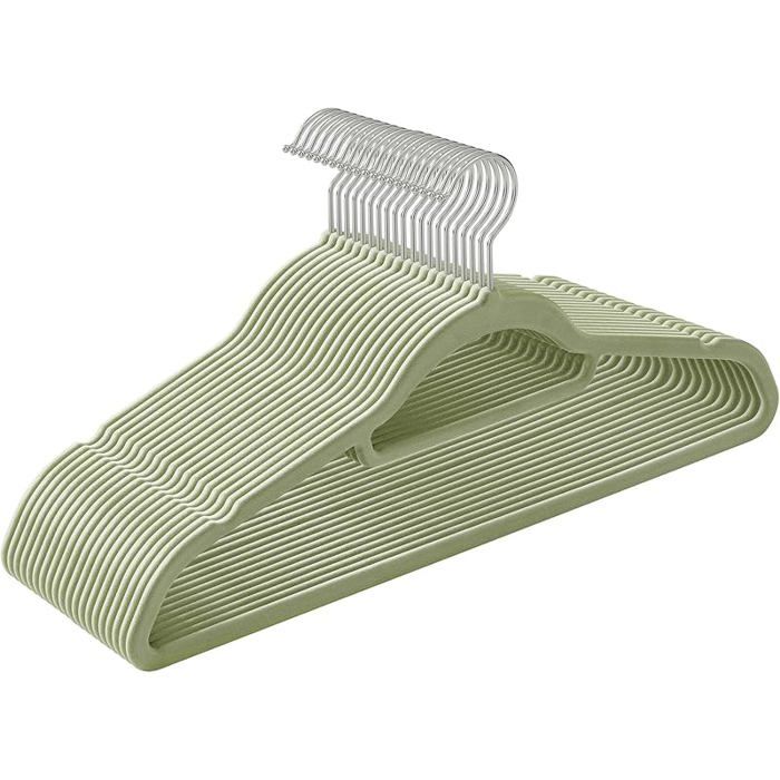Vingt cintres velours vert clair à crochet rotatif