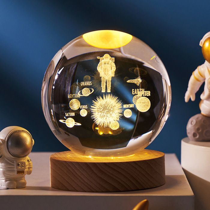 Veilleuse Boule de Cristal 3D 6cm Crystal Ball Night Light Lampe de Nuit Boule de Verre avec Base en Bois lumière chaude Cosmonaute
