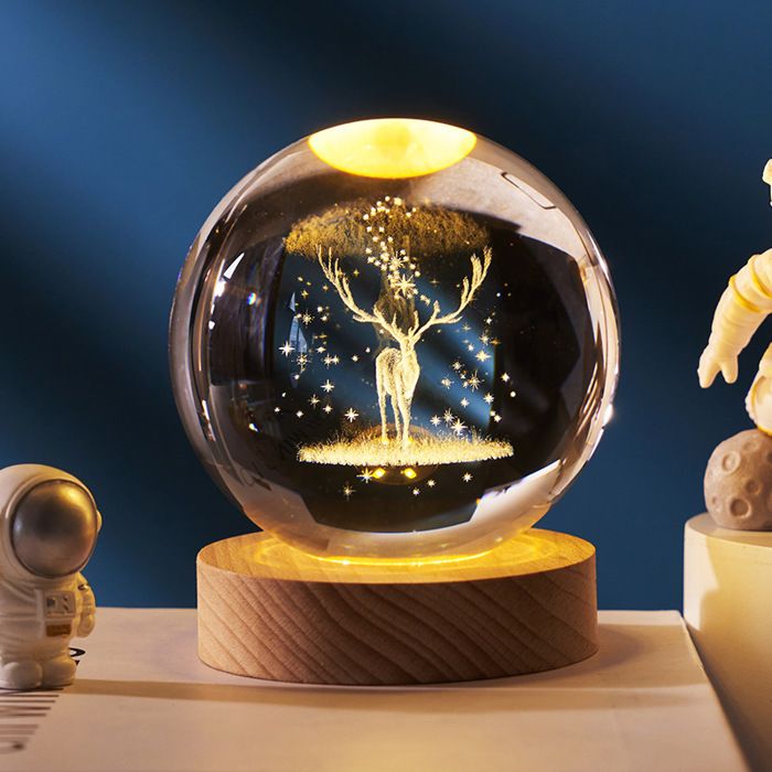 Veilleuse Boule de Cristal 3D 6cm Crystal Ball Night Light Lampe de Nuit Boule de Verre avec Base en Bois lumière chaude Renne