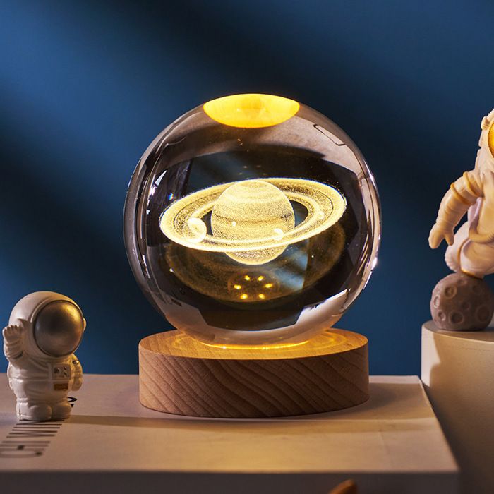 Veilleuse Boule de Cristal 3D 6cm Crystal Ball Night Light Lampe de Nuit Boule de Verre avec Base en Bois lumière chaude Saturne