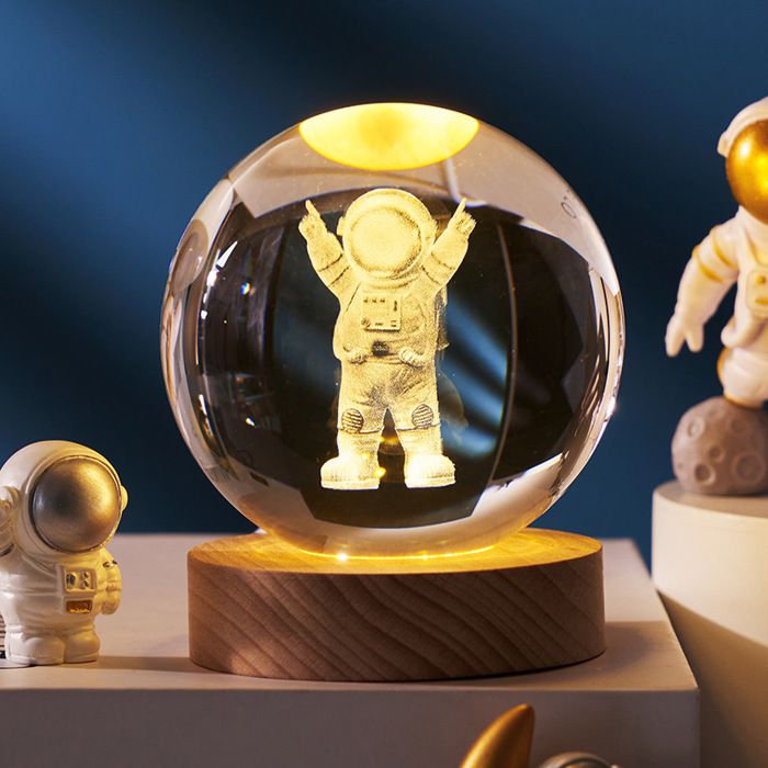 Veilleuse Boule de Cristal 3D 6cm Crystal Ball Night Light Lampe de Nuit Boule de Verre avec Base en Bois lumière chaude Astronaute