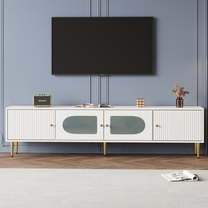 Meuble TV blanc avec pieds et poignées dorés 4 portes et gestion des câbles