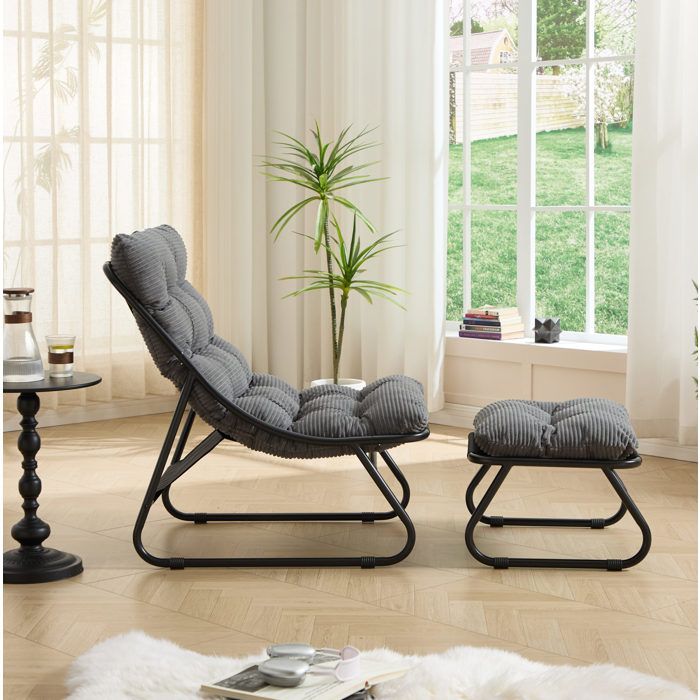 Chaise longue extérieure avec ottomane coussin rembourré gris et cadre noir parfaite pour lecture et détente